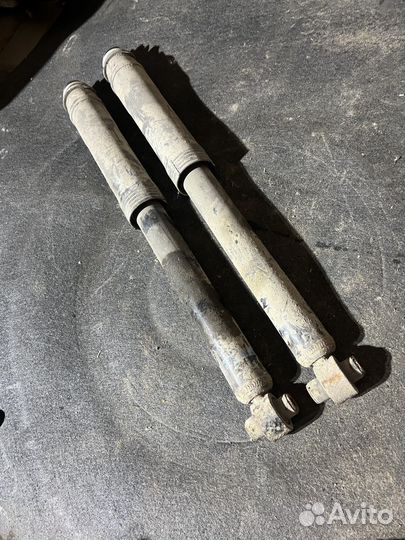 Задний амортизатор Toyota Corolla 150