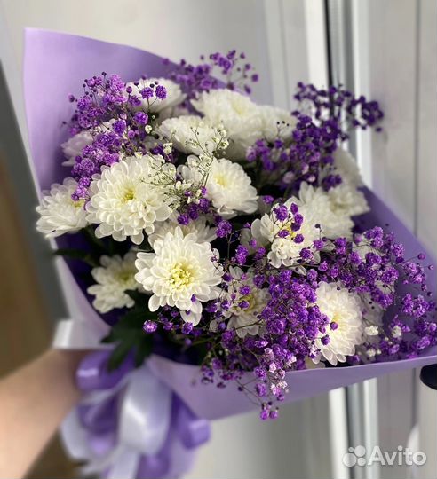 Букет из кустовой хризантемы с гипсофилой