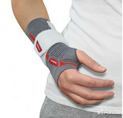 Бандаж на запястье правой руки