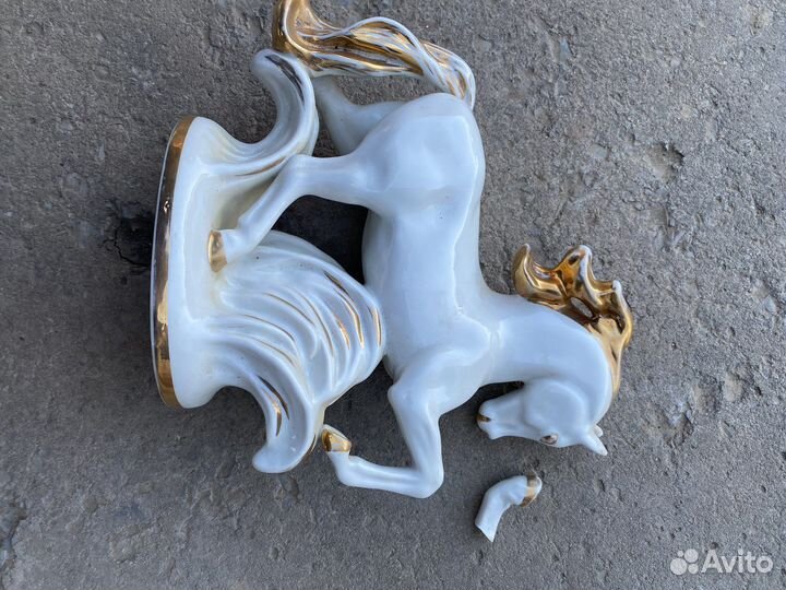 Фарфоровая статуэтка конь-огонь