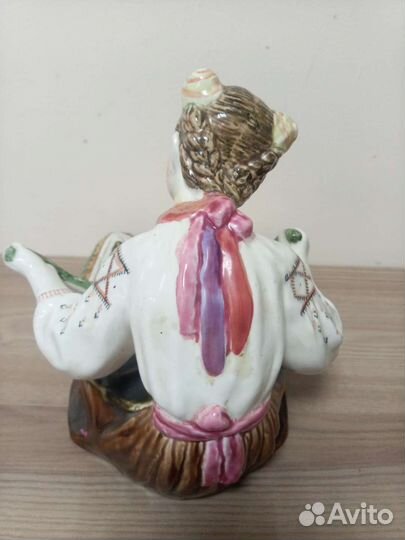 Статуэтка фарфор девушка с платком СССР Конаково