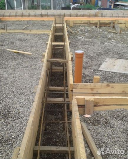 Бригада строителей/ Забор/ Пристройка к дому