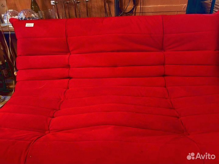 Красный диван маршмеллоу