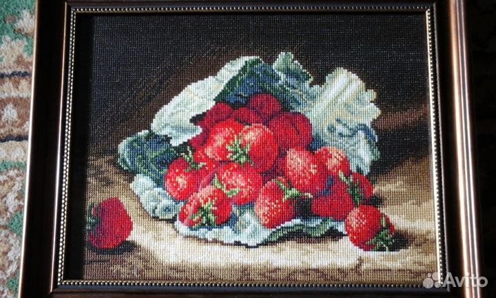 Картина «Клубника в листьях капусты» вышитая крест