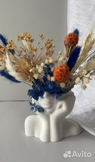 Интерьерная композиция из сухоцветов в кашпо