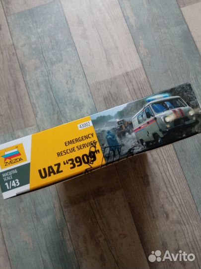 Модель автомобиля 1:43