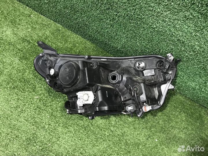 Фара левая Toyota RAV4