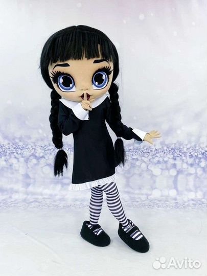 Уэнсдэй (ростовая кукла) на праздник