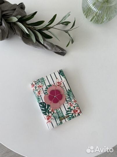 Обложка Guess на паспорт