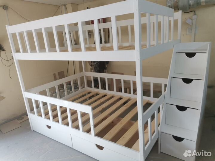 Двухъярусная кровать с лестницей-комодом