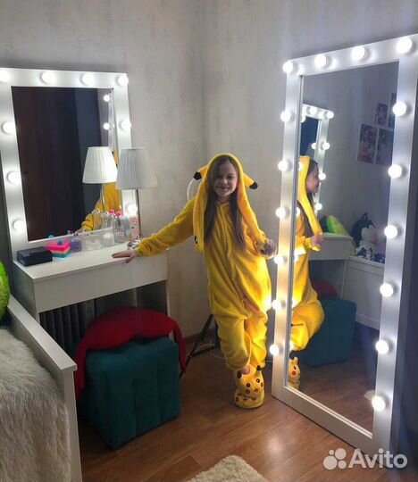 Гримерное зеркало с лампочками