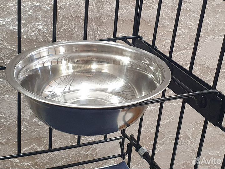 В клетки для собак миска