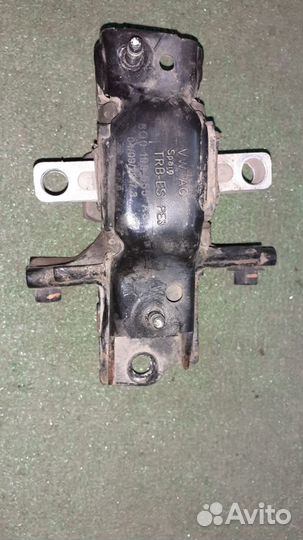 Опора двигателя левая Volkswagen Passat B6