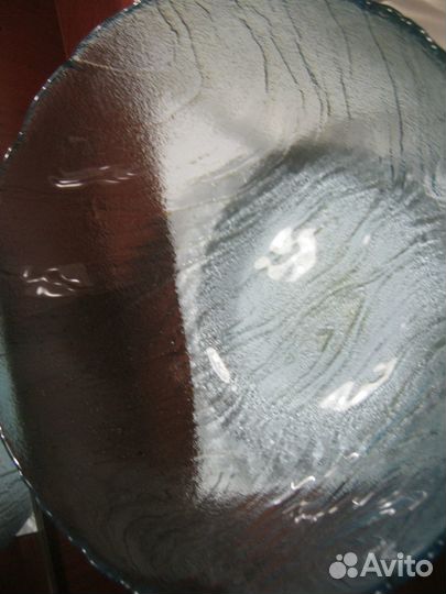 Круглая стеклянная салатница с волнистыми узорами