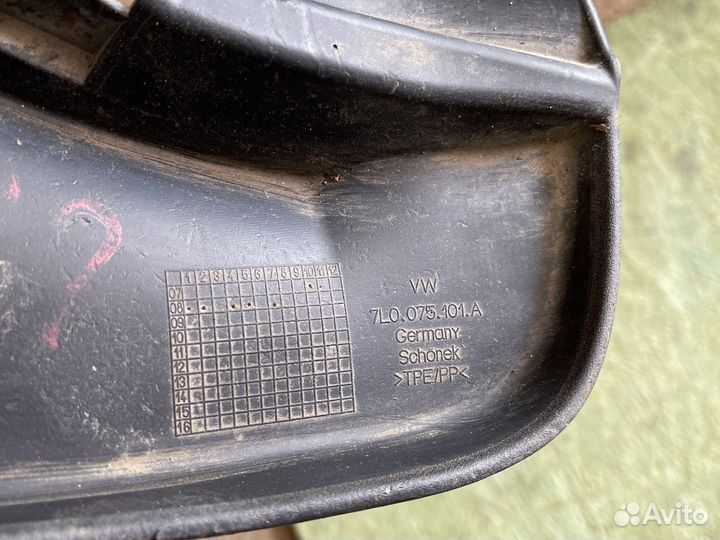 Брызговик задний левый Volkswagen Touareg