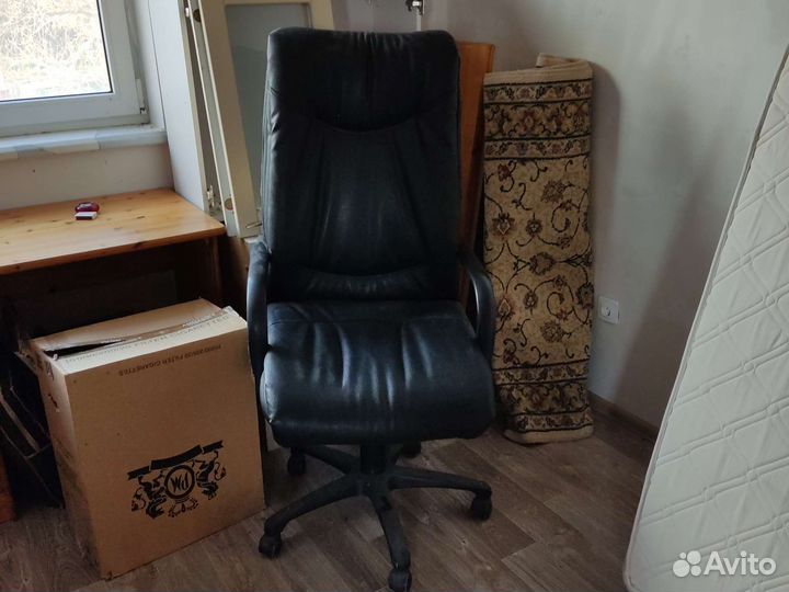 Компьютерное кресло кожзам, всё работает