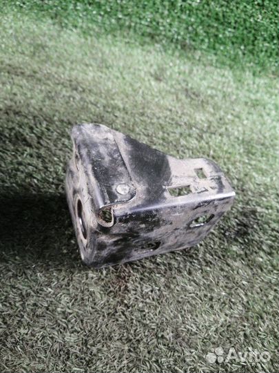 Крепление радиатора левое Mercedes-Benz E-Class