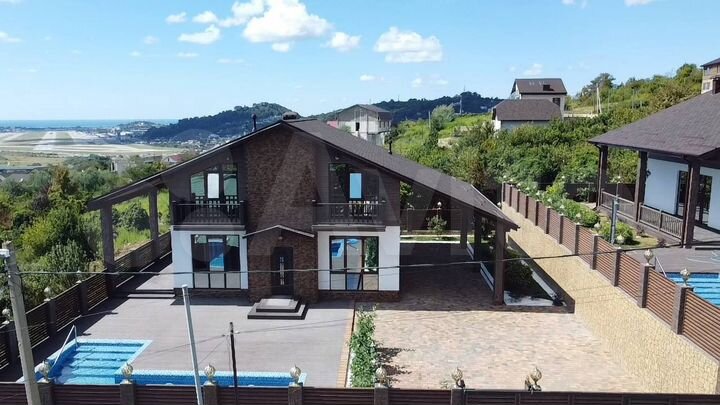 Дом 180 м² на участке 4 сот.