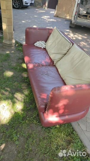 Кожаный диван