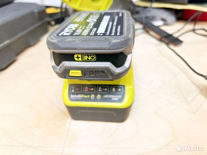 Зарядное устройство и аккумулятор ryobi