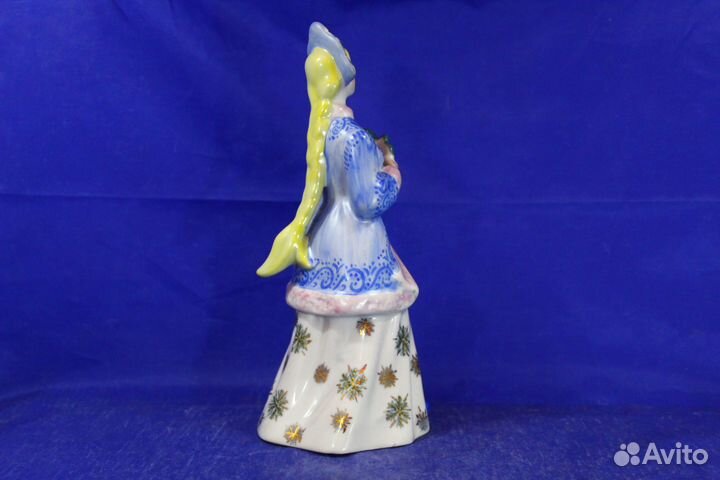 Фарфоровая статуэтка Снегурочка ветка ёлочки в рук