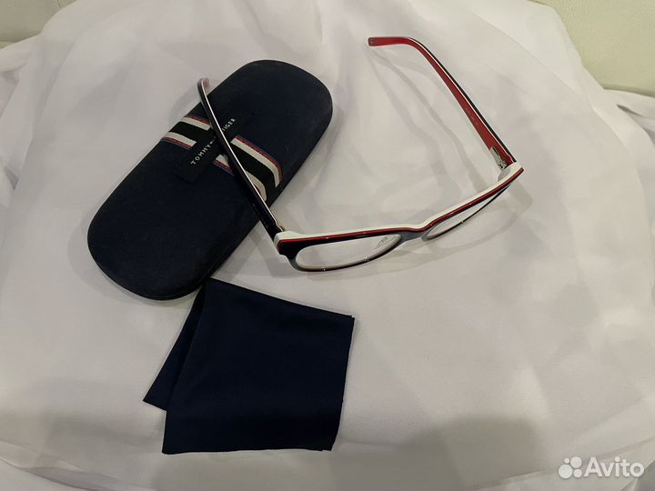Очки Tommy Hilfiger
