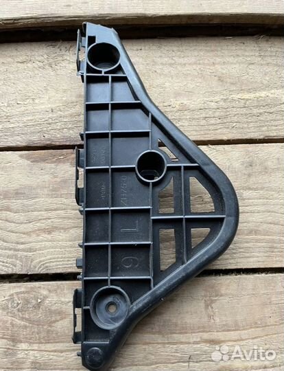 Крепление бампера левое Тойота Камри 50