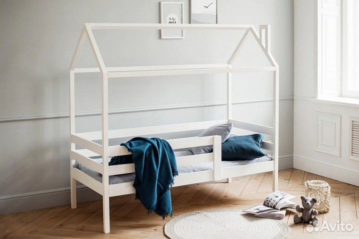 Кроватка для малыша домик из массива высокий борт