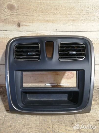 Рамка магнитолы Renault Logan