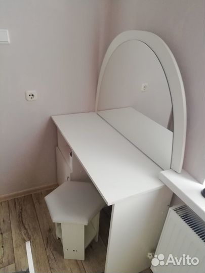 Шкафы,кровать, туалетный столик, тумбы