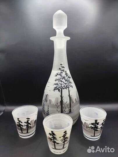 Старинные графины с рюмками