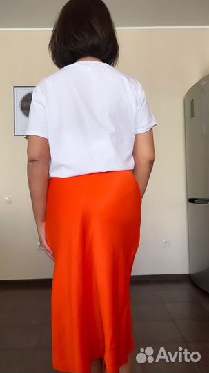 Юбка сатиновая оранжевая миди (по колено) атлас