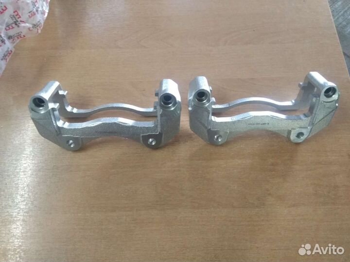 Скоба суппорта переднего Митсубиси