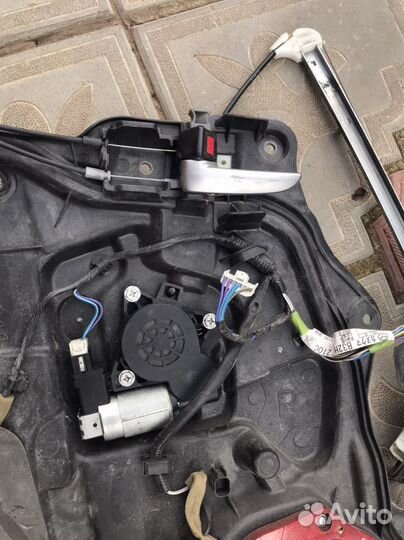 Заднее левое стекло мазда 3 bk