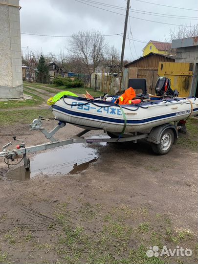Лодка с мотором и прицепом