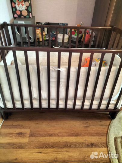 Детская кроватка с маятником