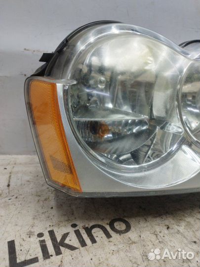 Фара галогеновая правая Jeep Grand Cherokee (WK)