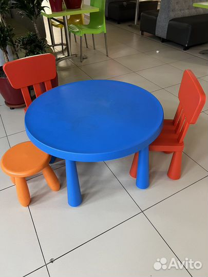 Детский стол и стулья