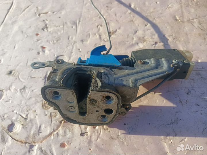 Замок двери передний левый Opel Omega B