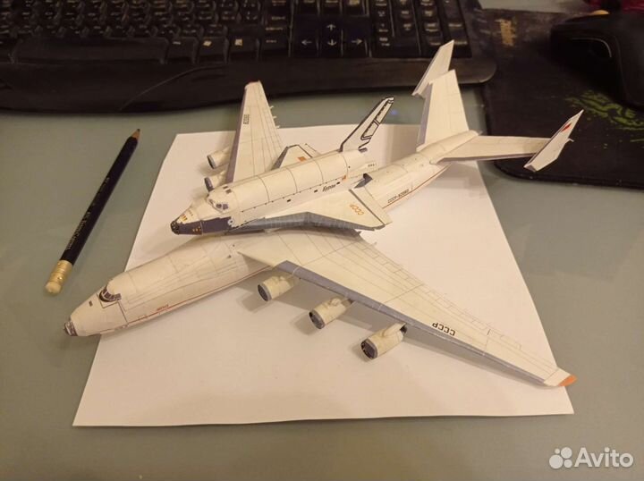 Модель самолёта Ан-225 Мрия с Бураном