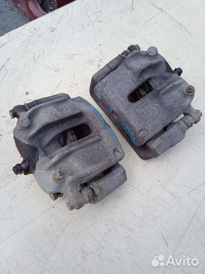 Суппорт тормозной передний Nissan Terrano 2 Ниссан