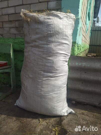 Сено в мешках много