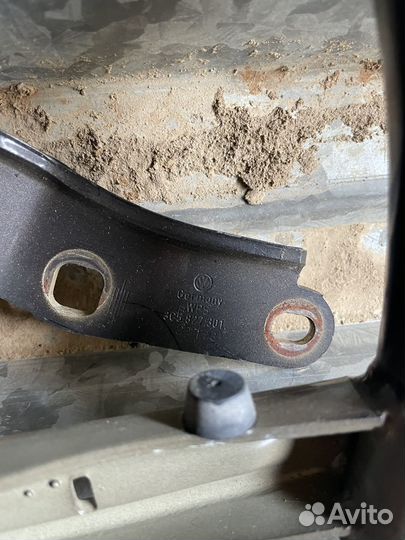 Петля крышки багажника Volkswagen Passat B6