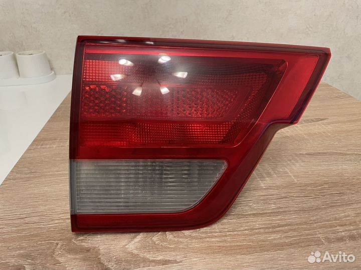 Фонарь левый в крышку багажника Jeep GC WK2