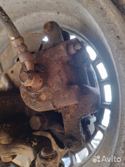 Суппорт правый левый Nissan Cedric Y31