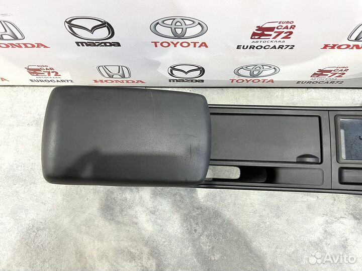 Подлокотник в сборе Mazda Axela BK 2002-2008