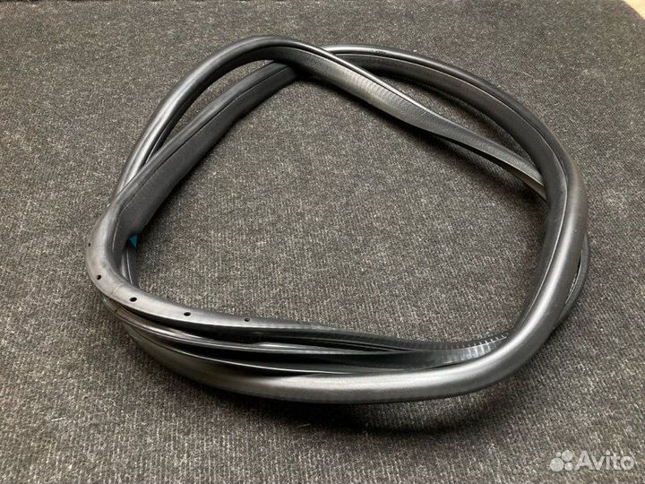 Уплотнительная резинка боковой двери задняя правая