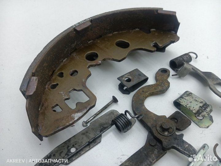 Колодки тормозные задние правые Mitsubishi Delica