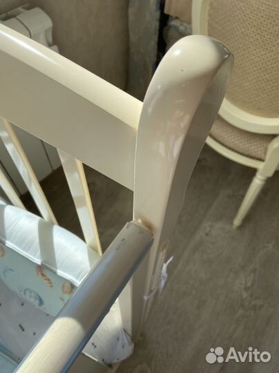 Детская кроватка с маятником и ящиком