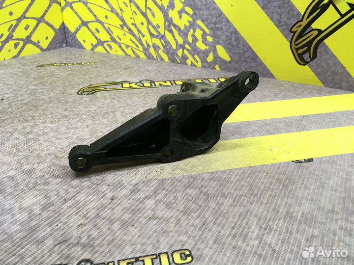 Кронштейн двс правый Avensis Solano 620 X60 1.8